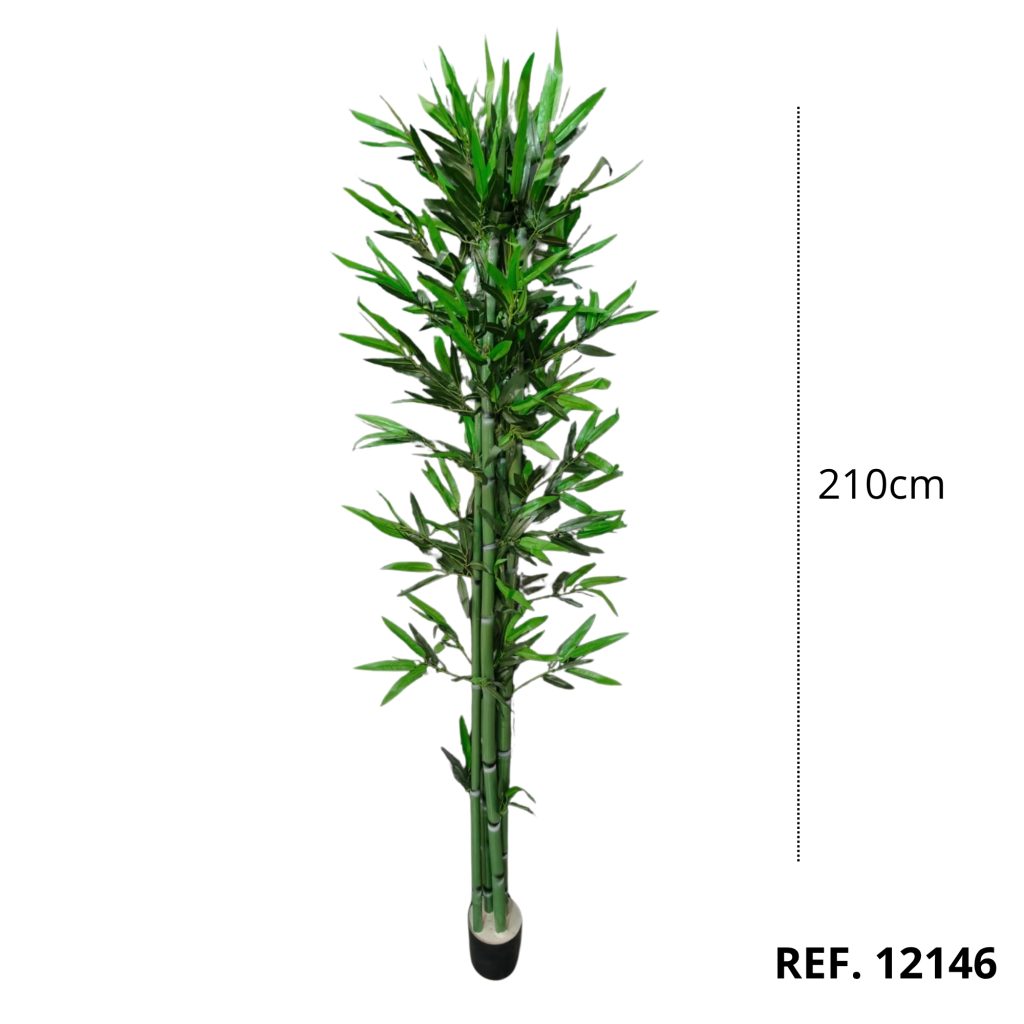 Detalle del follaje verde de la planta artificial de bambú